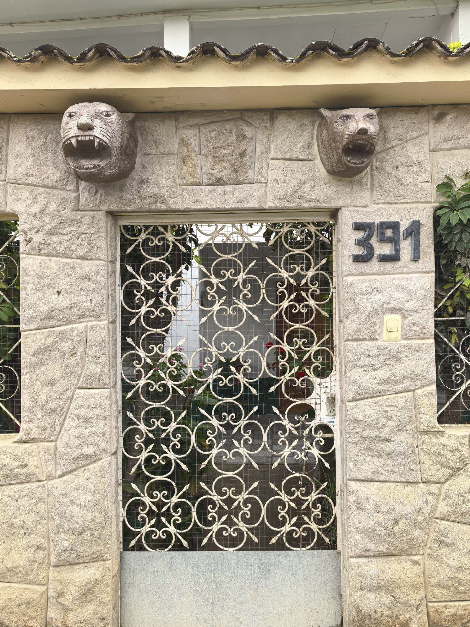 Cabezas de animales en la puerta de tu Casa